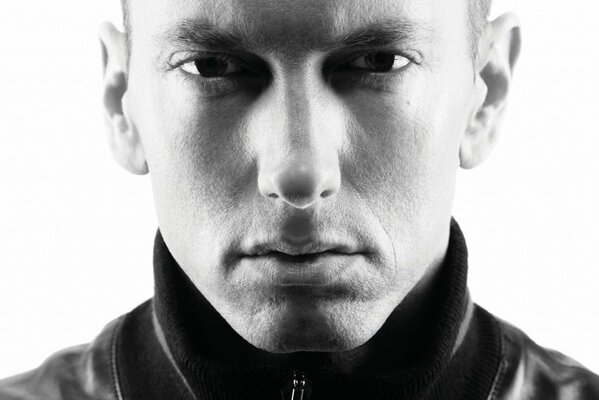 Foto de primer plano de Eminem en blanco y negro