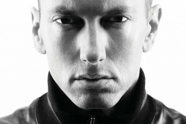 Foto ravvicinata in bianco e nero di Eminem