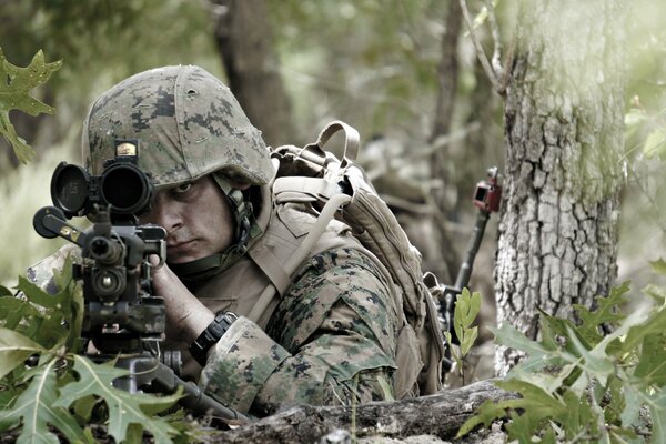 Soldado con uniforme de camuflaje Mira a la vista