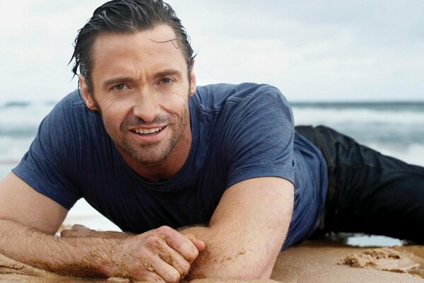 Hugh Jackman giace sulla sabbia