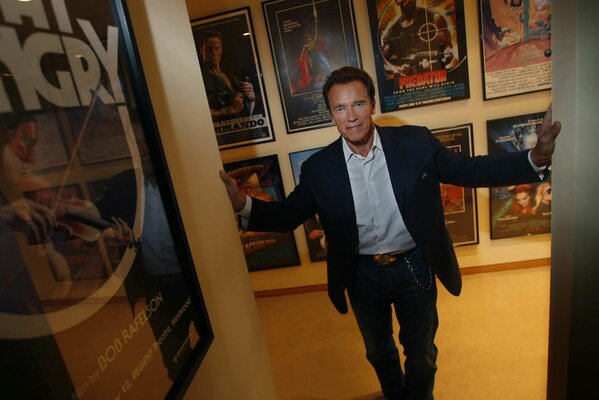 Arnold Schwarzenegger se encuentra en el fondo de los carteles