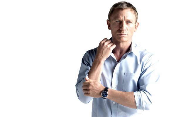 Attore di Bond Daniel Craig in camicia