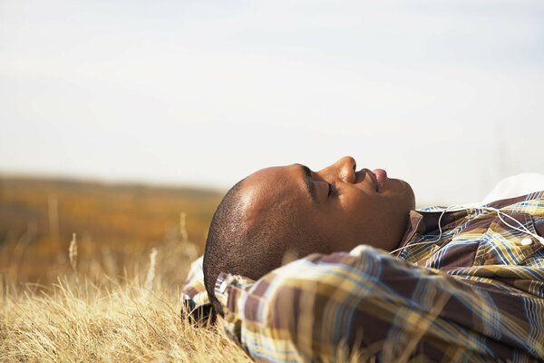 Le gars est allongé sur l herbe et rêve