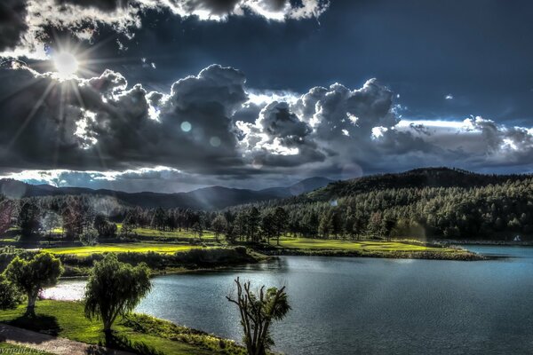 Hermosas nubes sobre el lago cerca del bosque