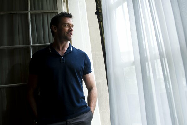 Hugh jackman schaut aus dem Fenster in der Wohnung