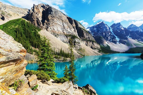 Die kanadischen Berge und der blaue See