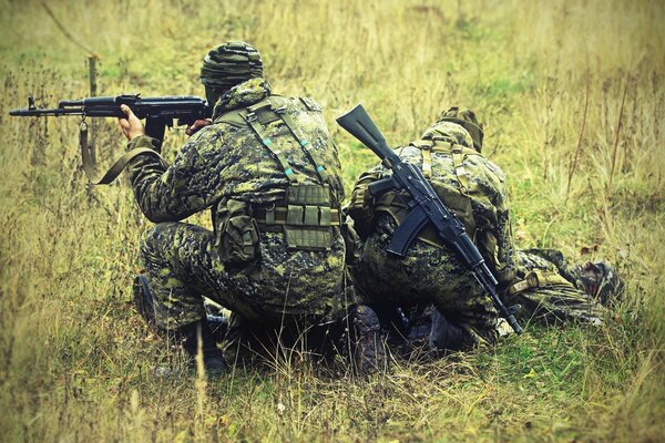 Soldati delle forze speciali russe con armi AK-74M