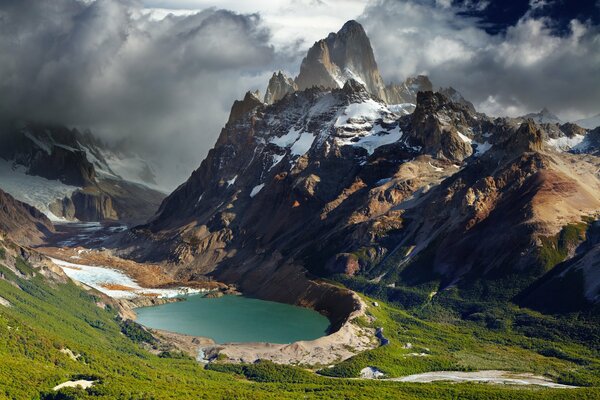 Chmury między argentyńskimi górami przelatują nad jeziorem