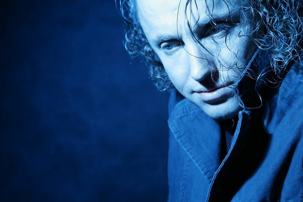 Musicista e poeta Pavel Kashin in luce blu