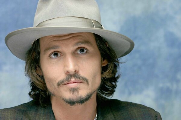 L acteur Johnny Depp au chapeau