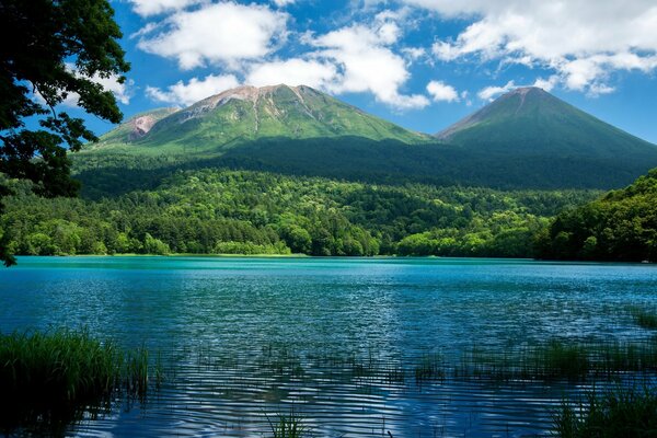 Hermoso lago azul en el fondo de las montañas