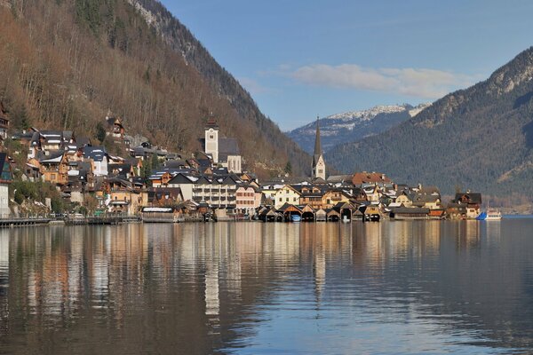 Una ciudad austriaca escondida al pie de las montañas y un hermoso lago