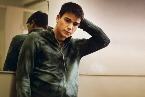 Josh Hartnett poses in front of the mirror