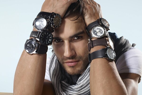 Przystojny mężczyzna Brunet z wieloma zegarkami