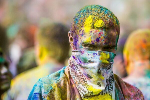 Mężczyzna w chustce na festiwalu kolorów