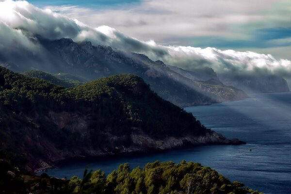 La niebla desciende de las montañas directamente al agua