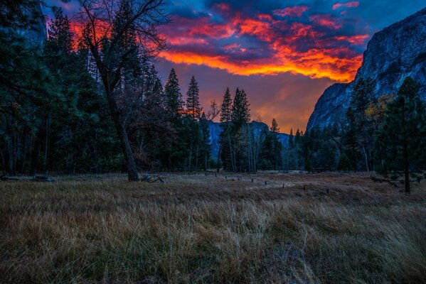 Le coucher de soleil dans les montagnes est toujours beau