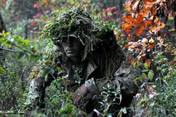 Militare africano travestito nella foresta