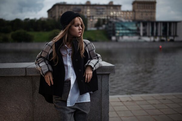 The girl in the hat in the rain