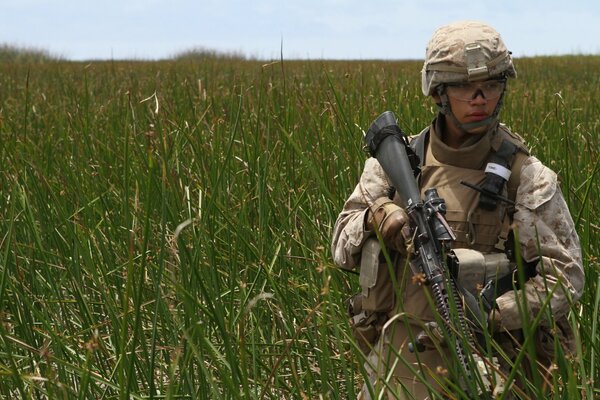 A soldier in the field with a machine gun