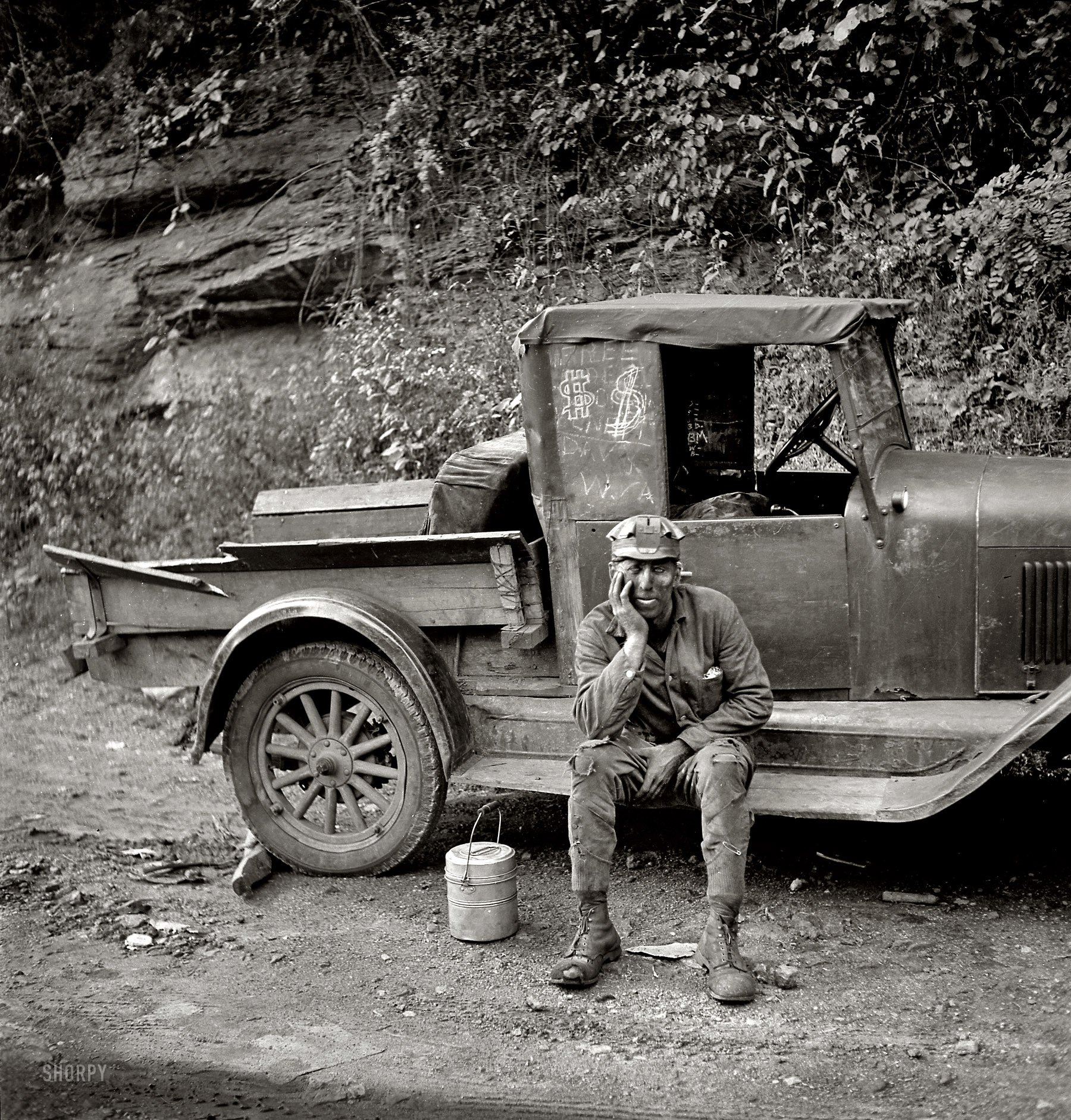 hombre trabajador descansando camión blanco y negro