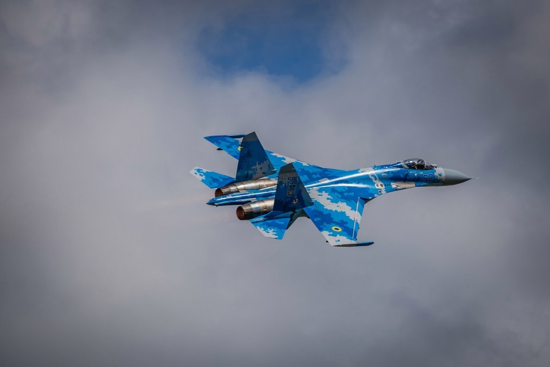 the plane su-27