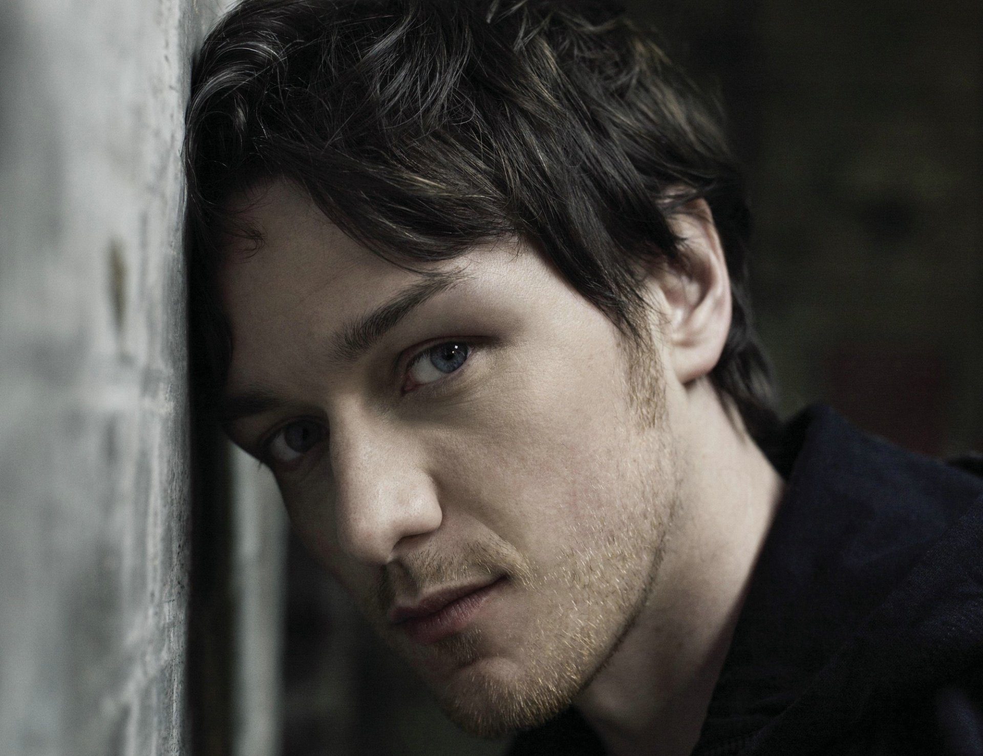 acteur james mcavoy portrait visage yeux regard poils mur