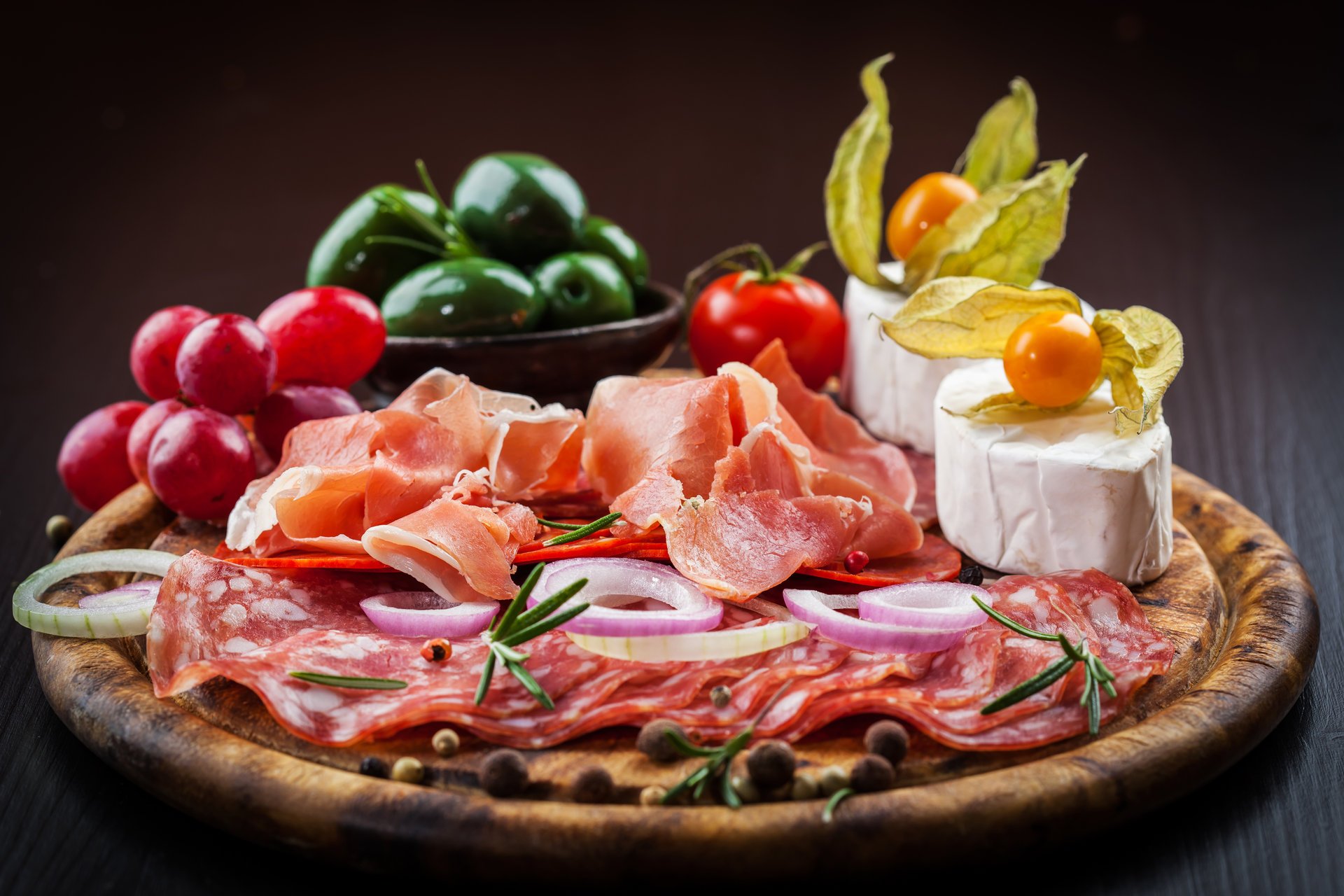 nature morte saucisse jambon fromages légumes repas photo