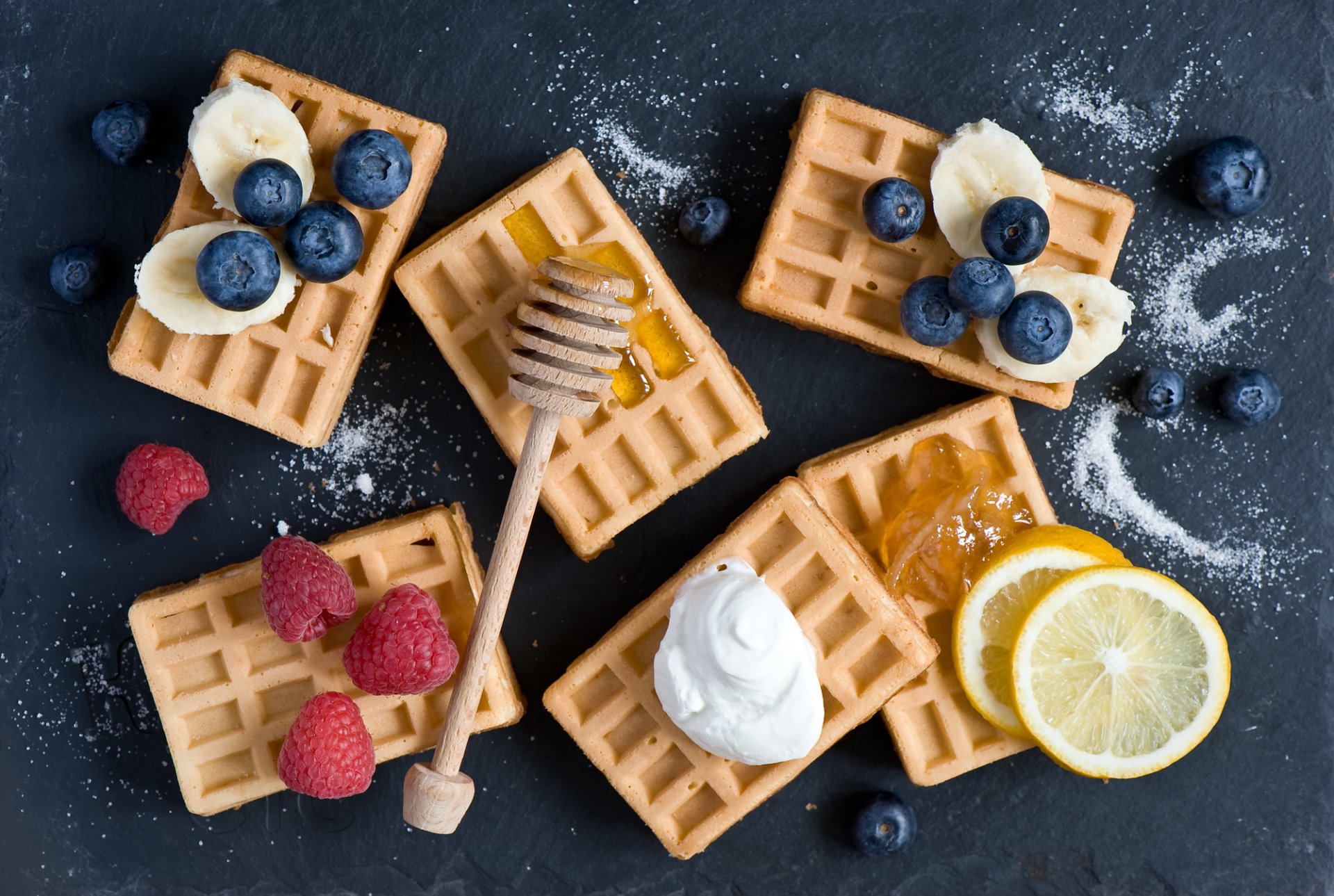 waffeln beeren himbeeren blaubeeren banane zitrone