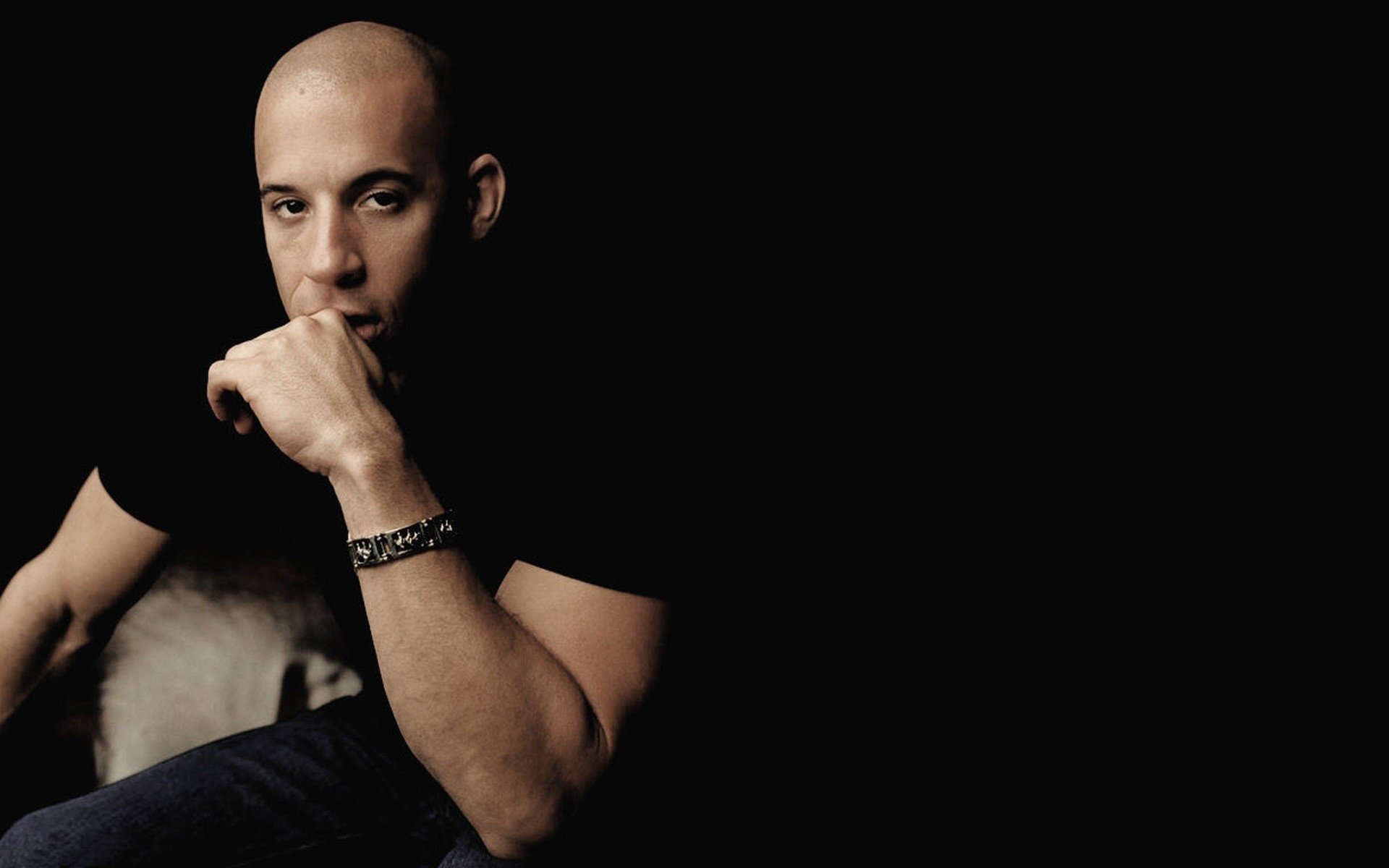 vin diesel actor hombre sentado fondo oscuro