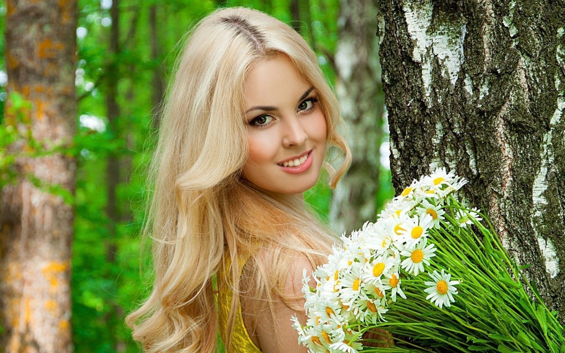 with a bouquet daisies girl blonde