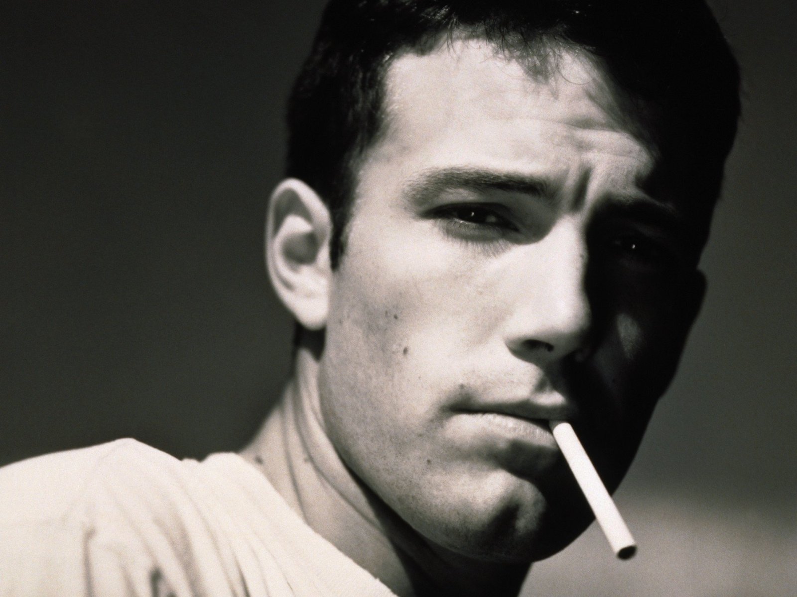 ben affleck cigarette muzhchena face view