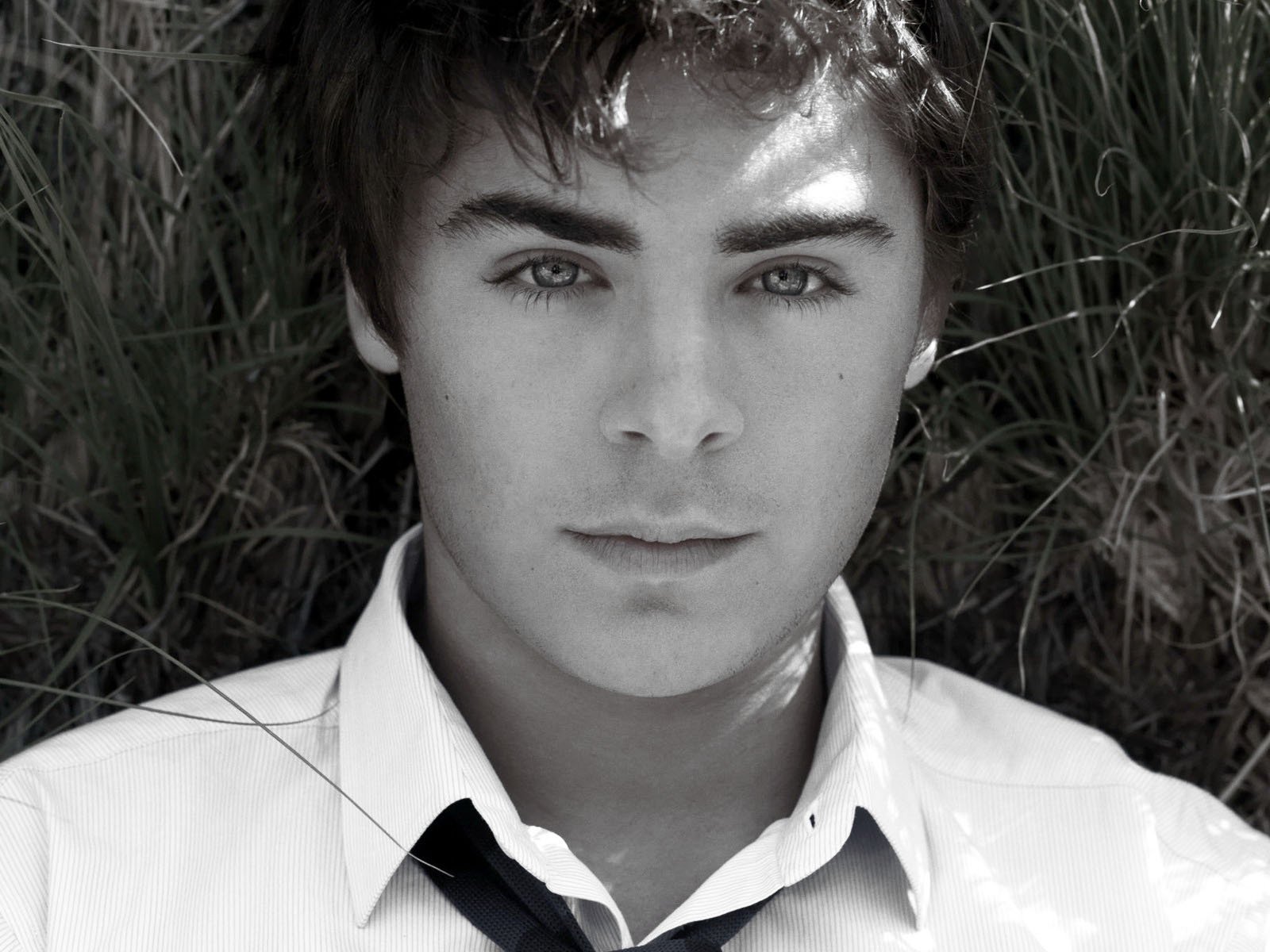 zac efron acteur noir et blanc