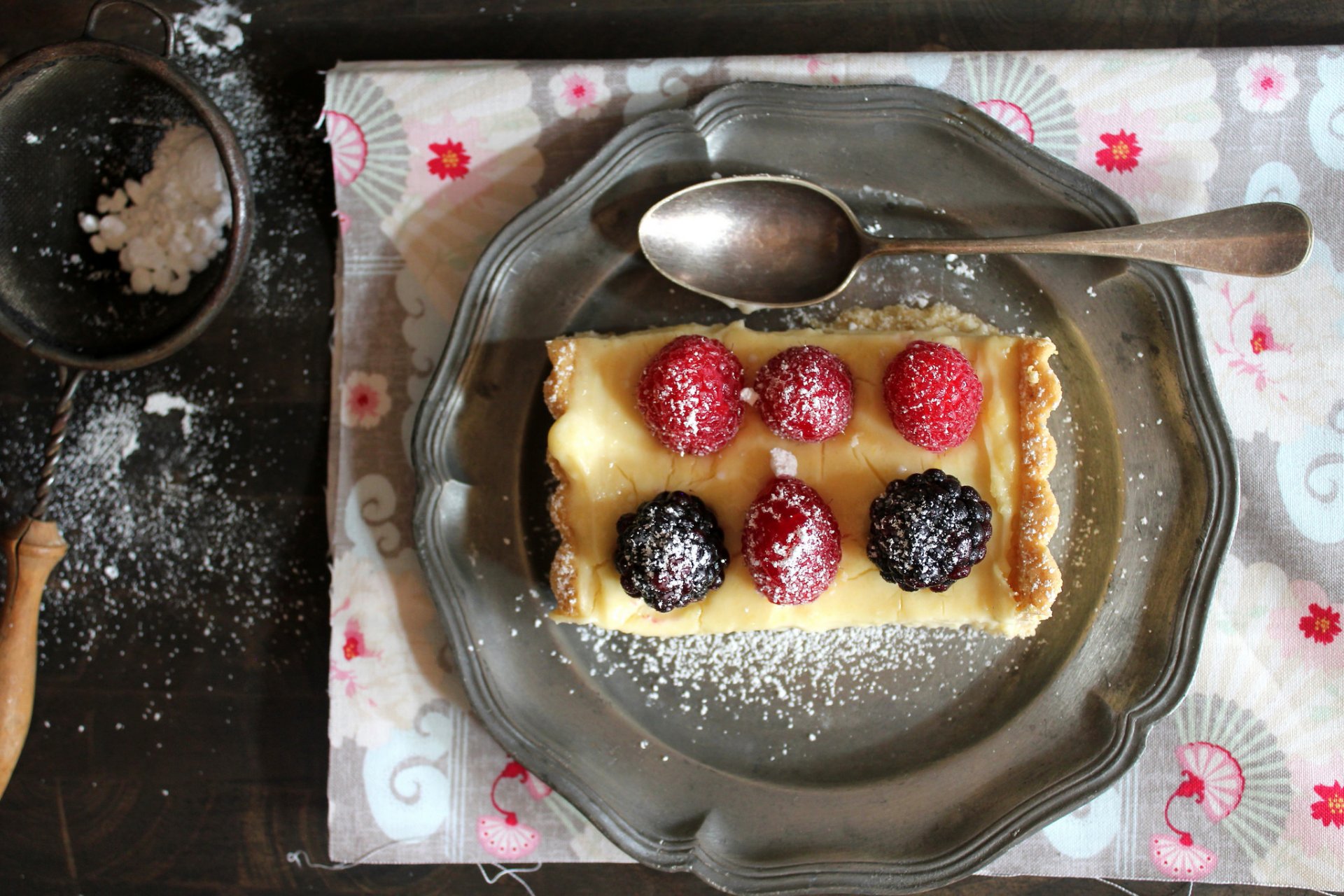 tarte baies framboises dessert assiette cuillère