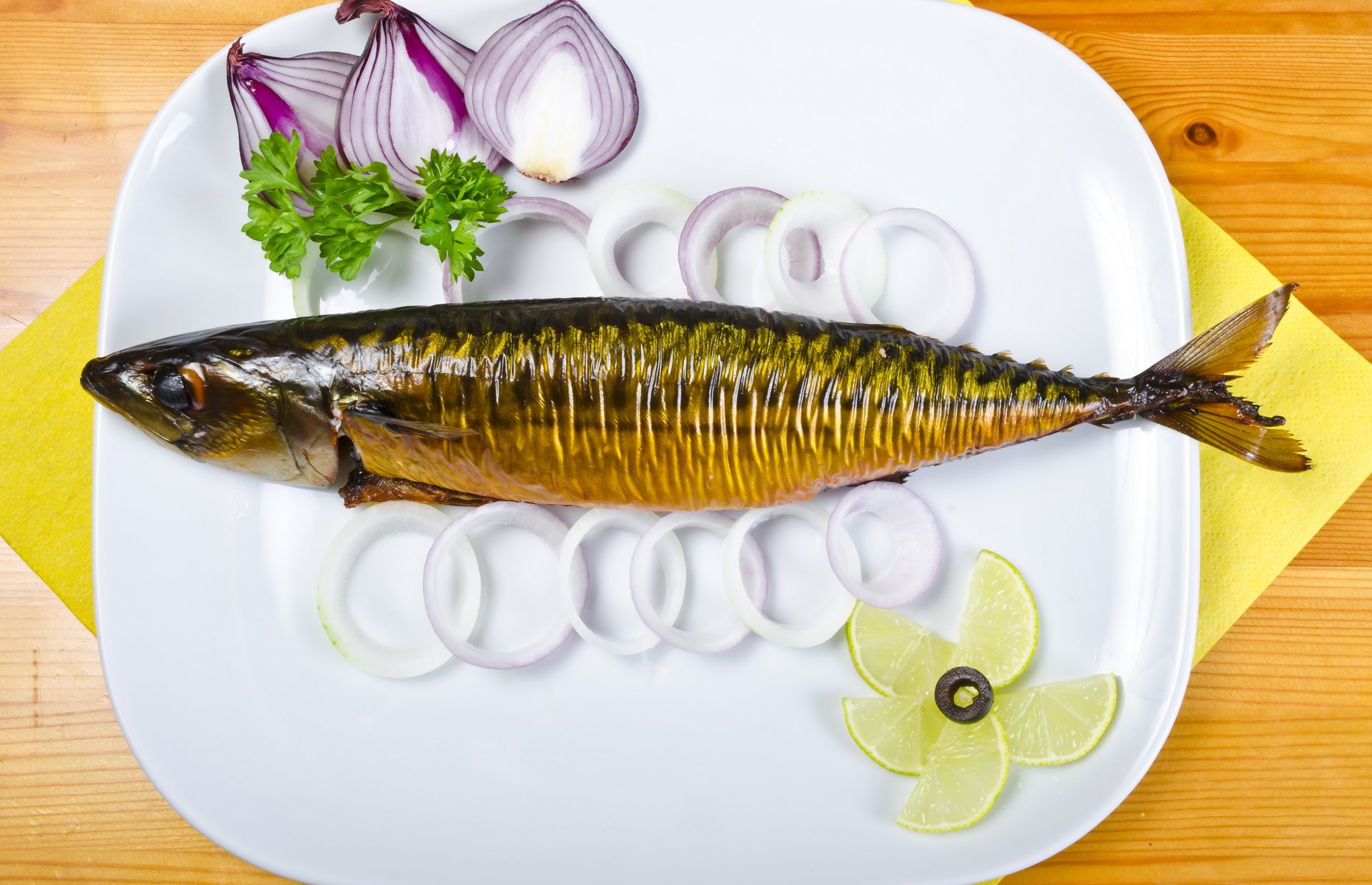 meeresfrüchte fisch zwiebeln zitrone limette teller essen foto