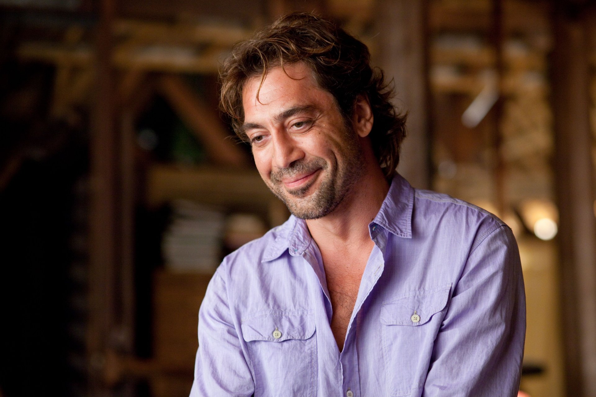 javier bardem español hombre sonriendo camisa lila