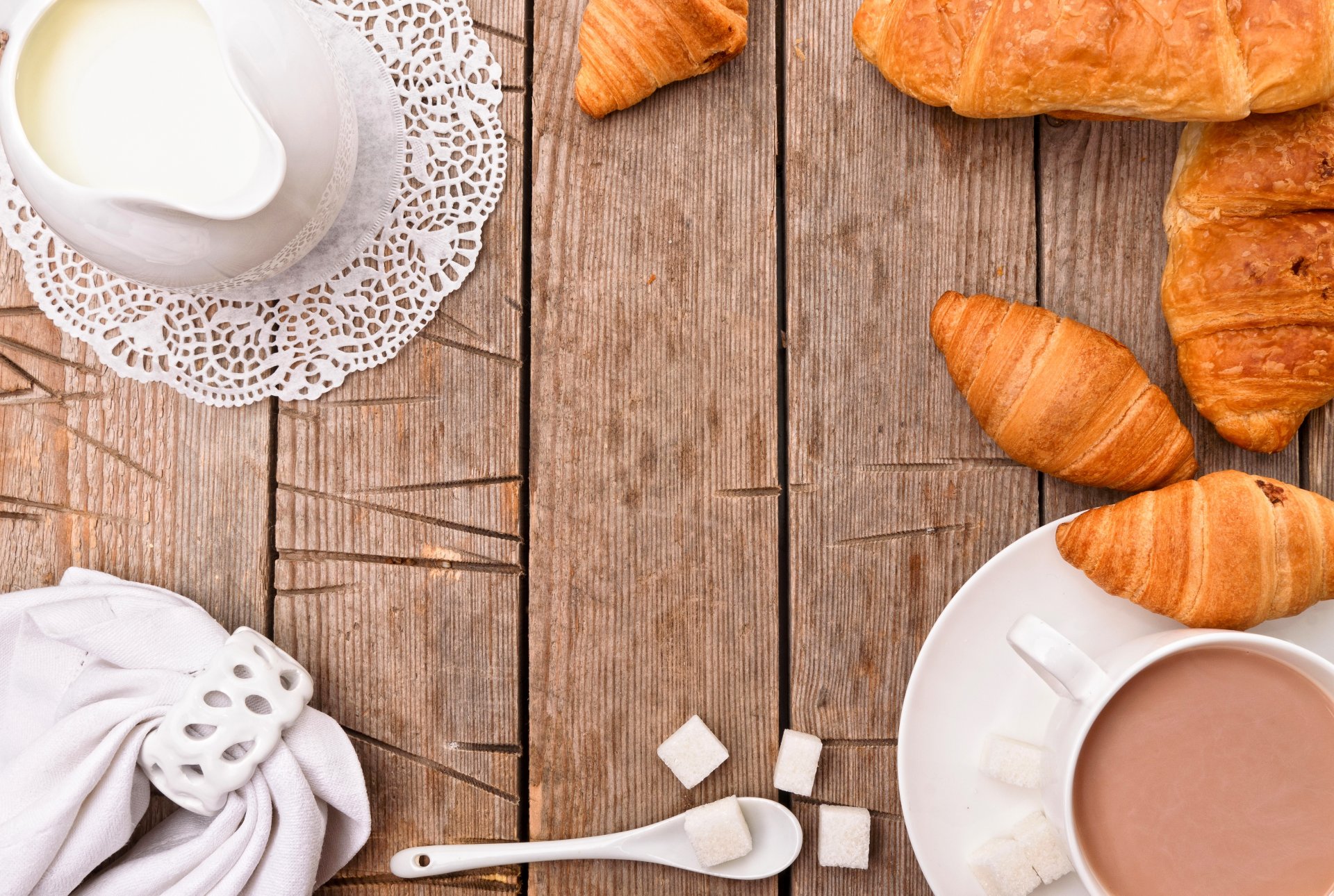 comida desayuno taza croissant leche cacao azúcar