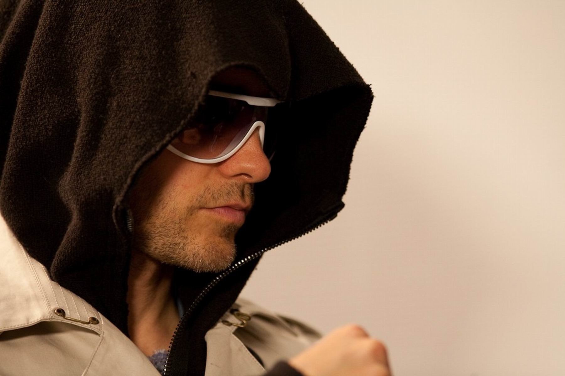 jared leto musicien poils lunettes capuche manteau