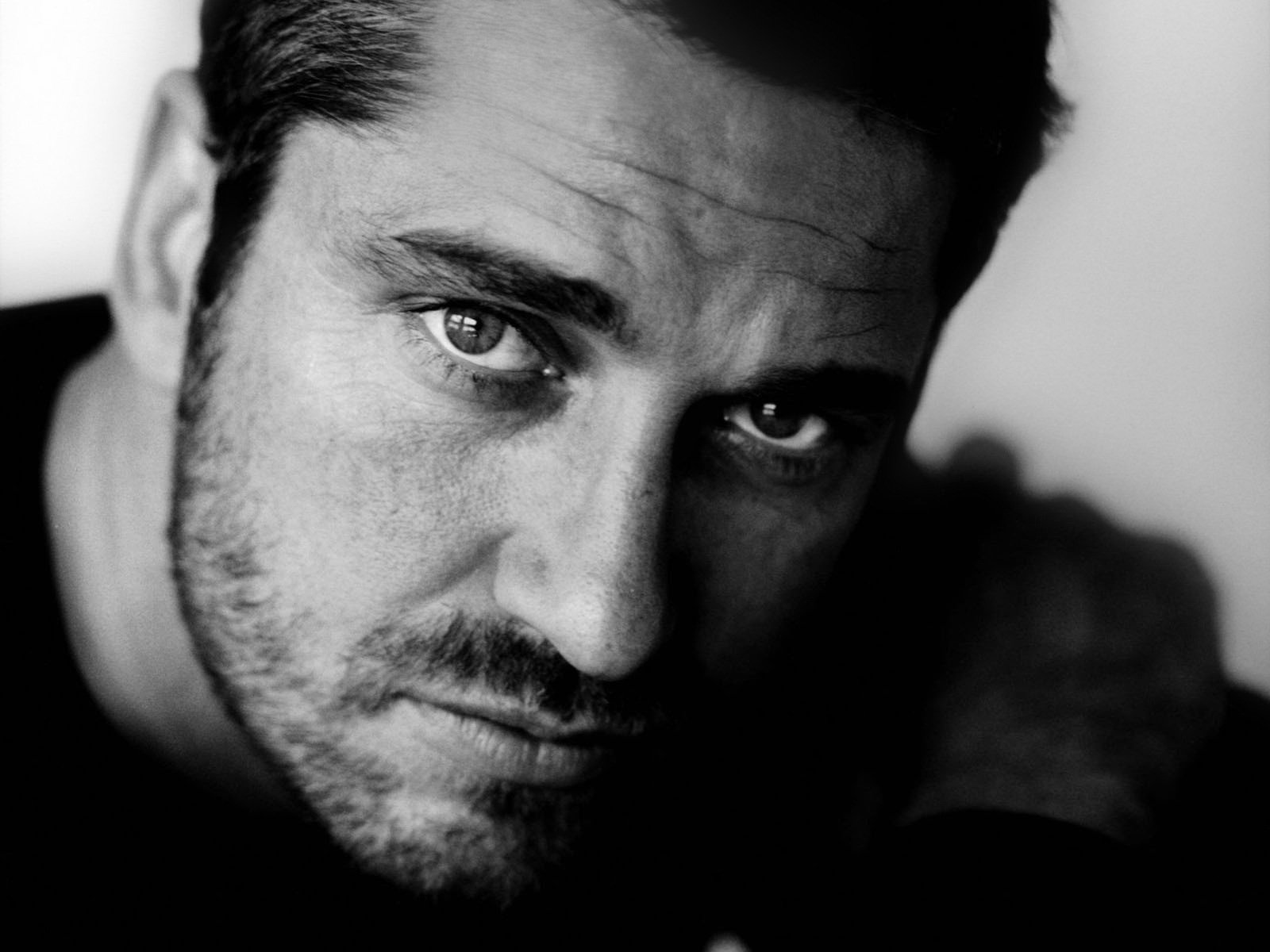 gerard butler portrait face eyes view bristles photo black and white monochrome