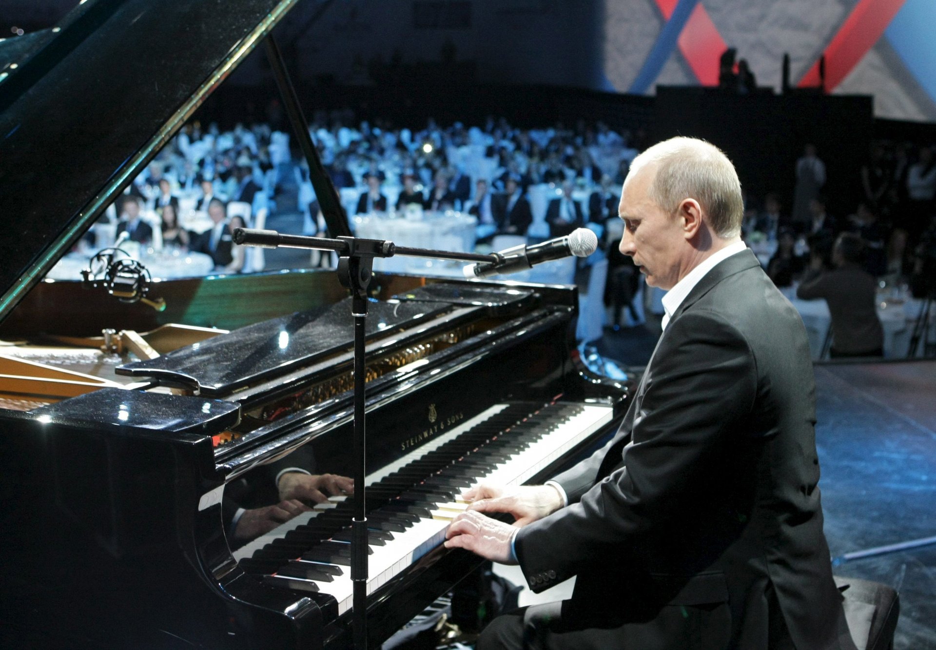 wladimir putin der russische präsident der russische premierminister musik klavier spielt mikrofon hintergrundbilder