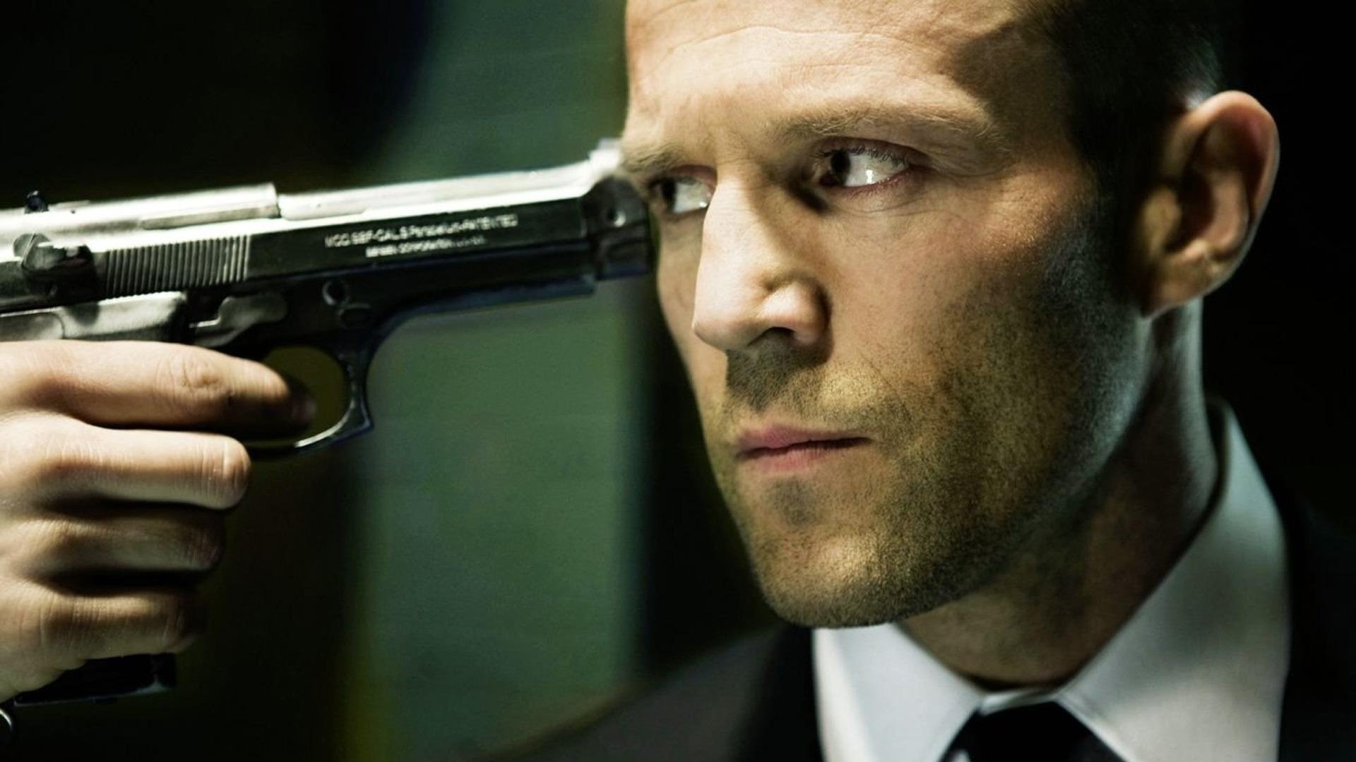 träger jason statham jason statham schauspieler pistole waffe hand