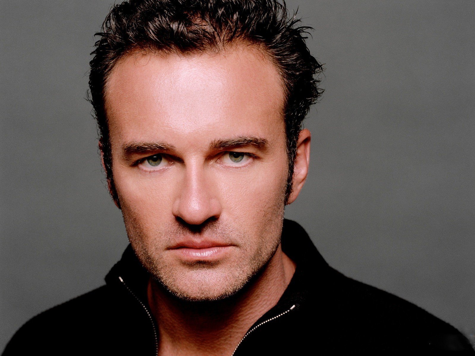 julian mcmahon acteur regard cheveux yeux