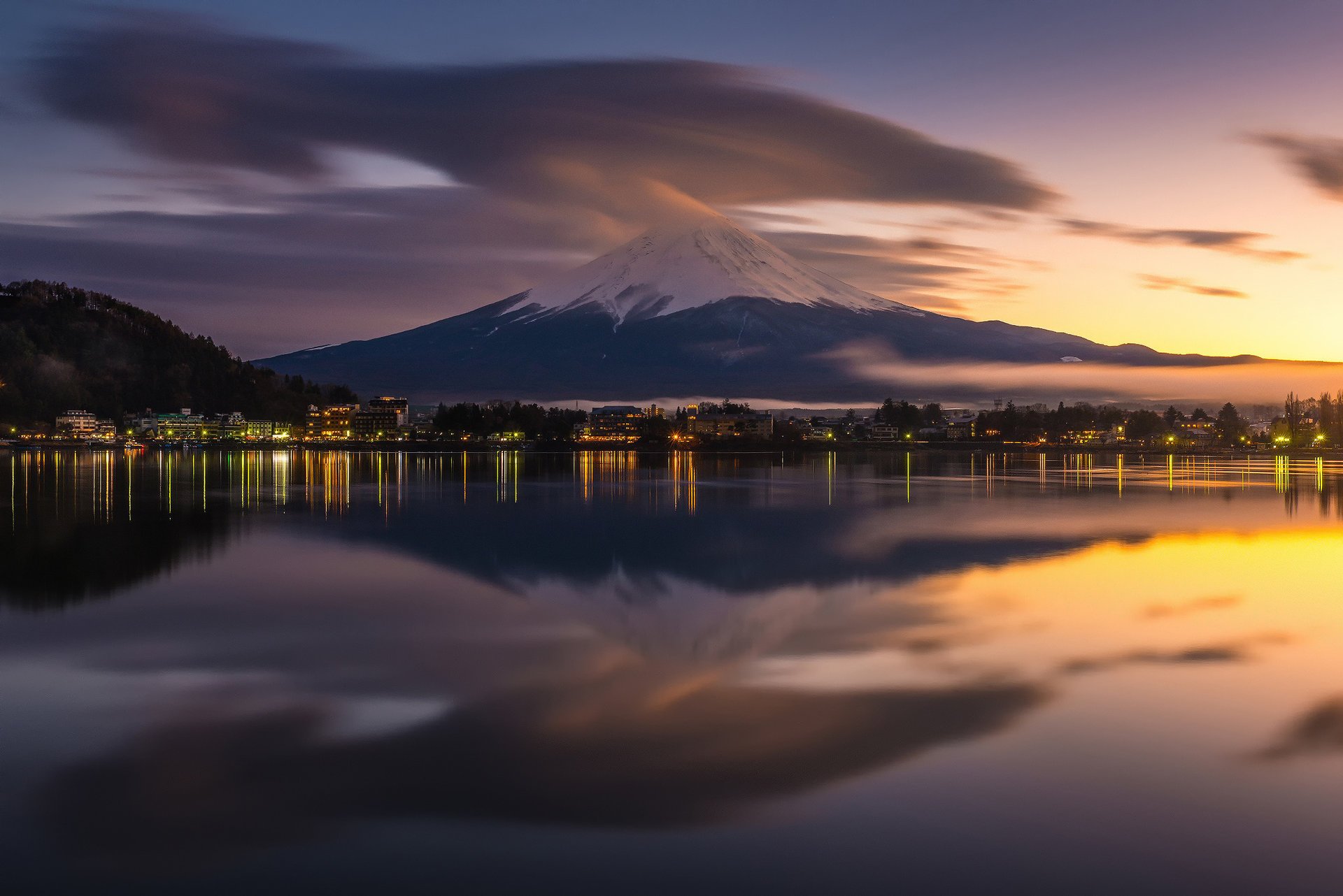 wyspa honsiu stratowulkan japonia góra fujiyama wieczór miasto światła odbicia wulkan