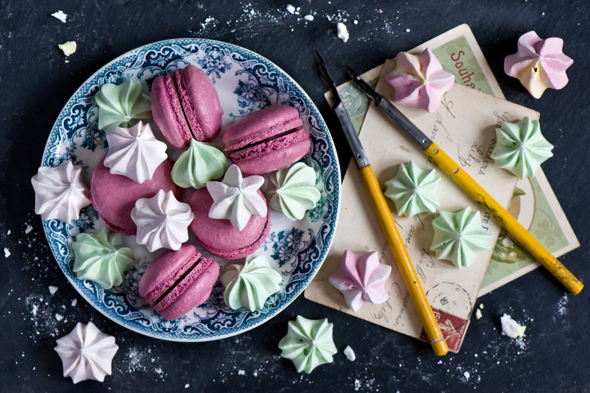 macaron meringue bonbons enveloppe carte postale plumes