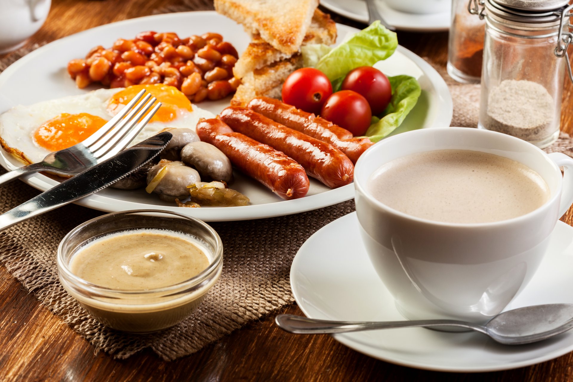 naturaleza muerta café salchicha tomates taza huevos revueltos comida foto