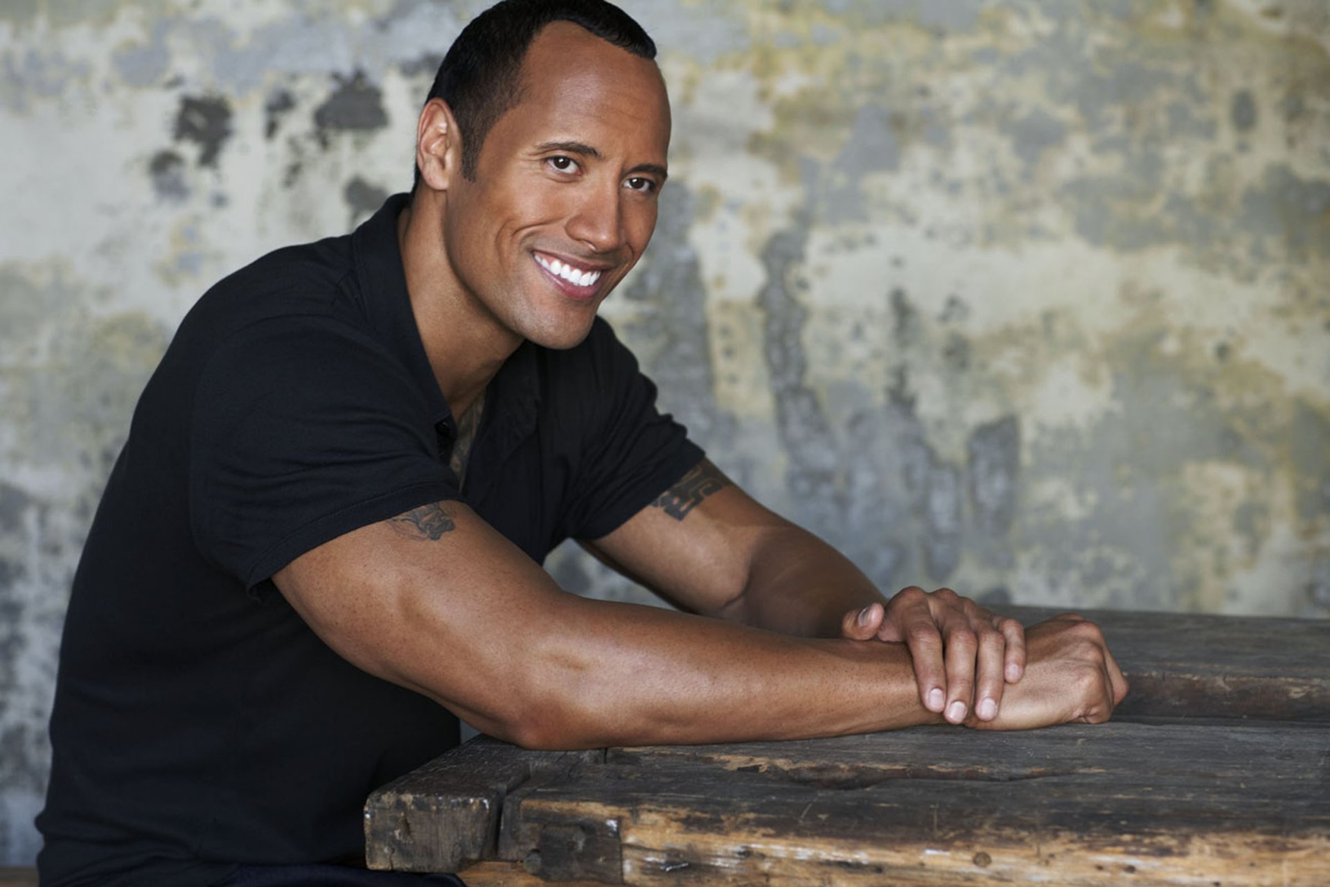 dwayne johnson homme maillot noir sourire