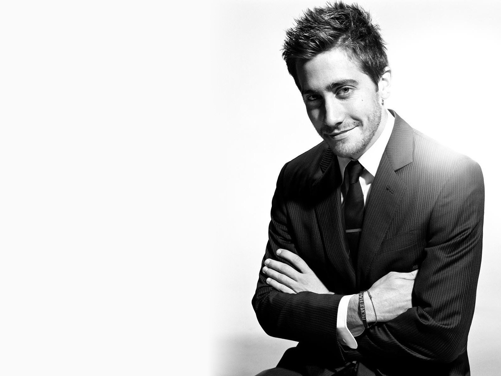 jake gyllenhaal attore in bianco e nero