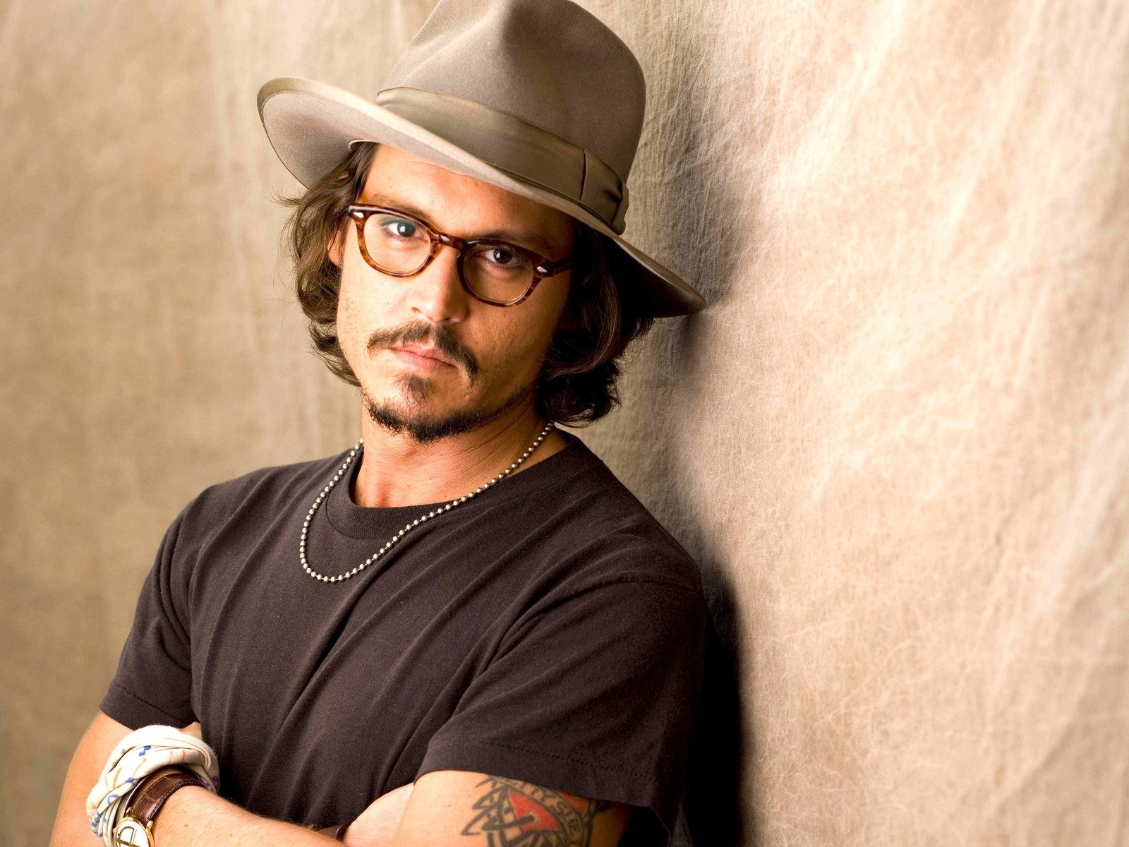 johnny depp gafas sombrero manos