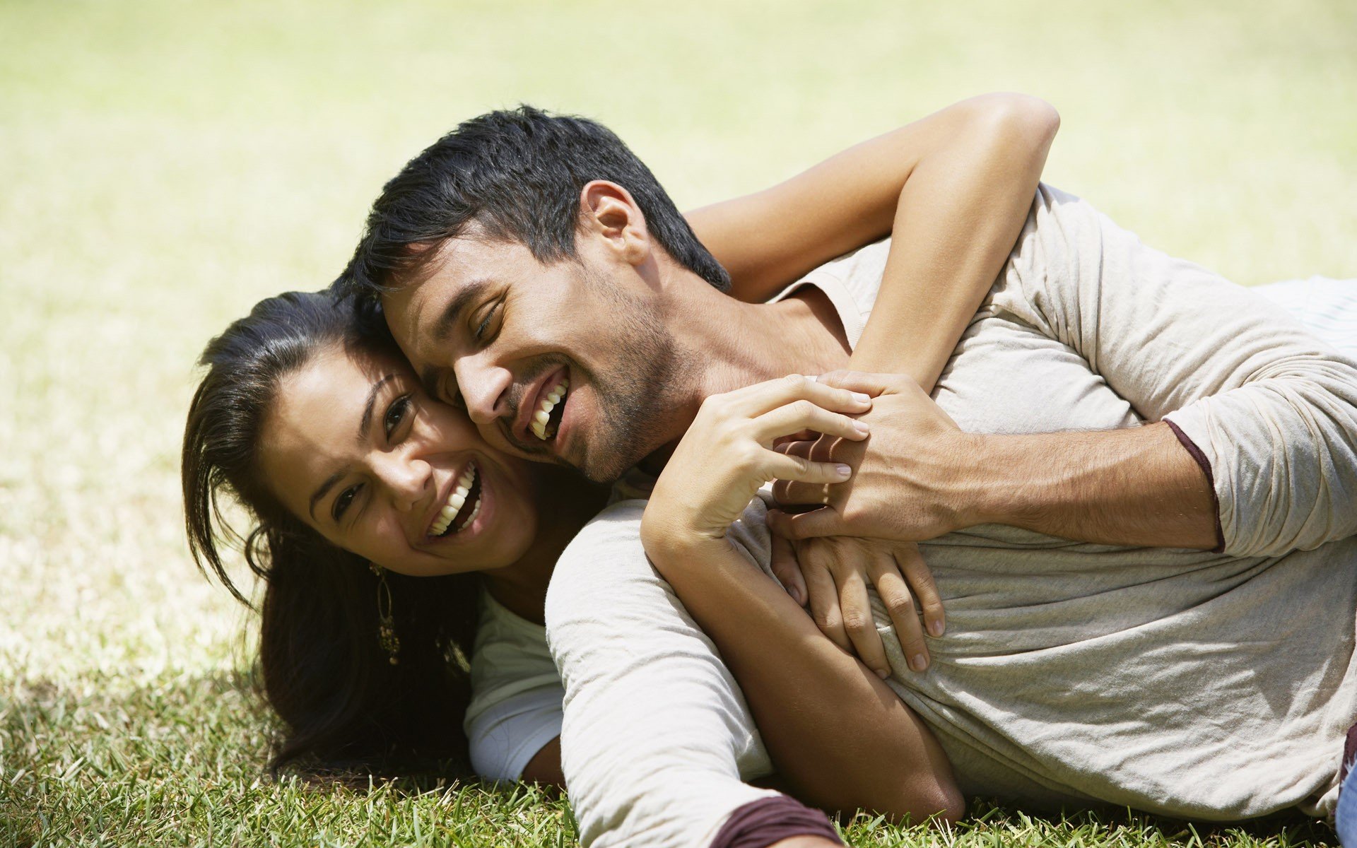 lachen umarmungen sommer glück freude mann und frau