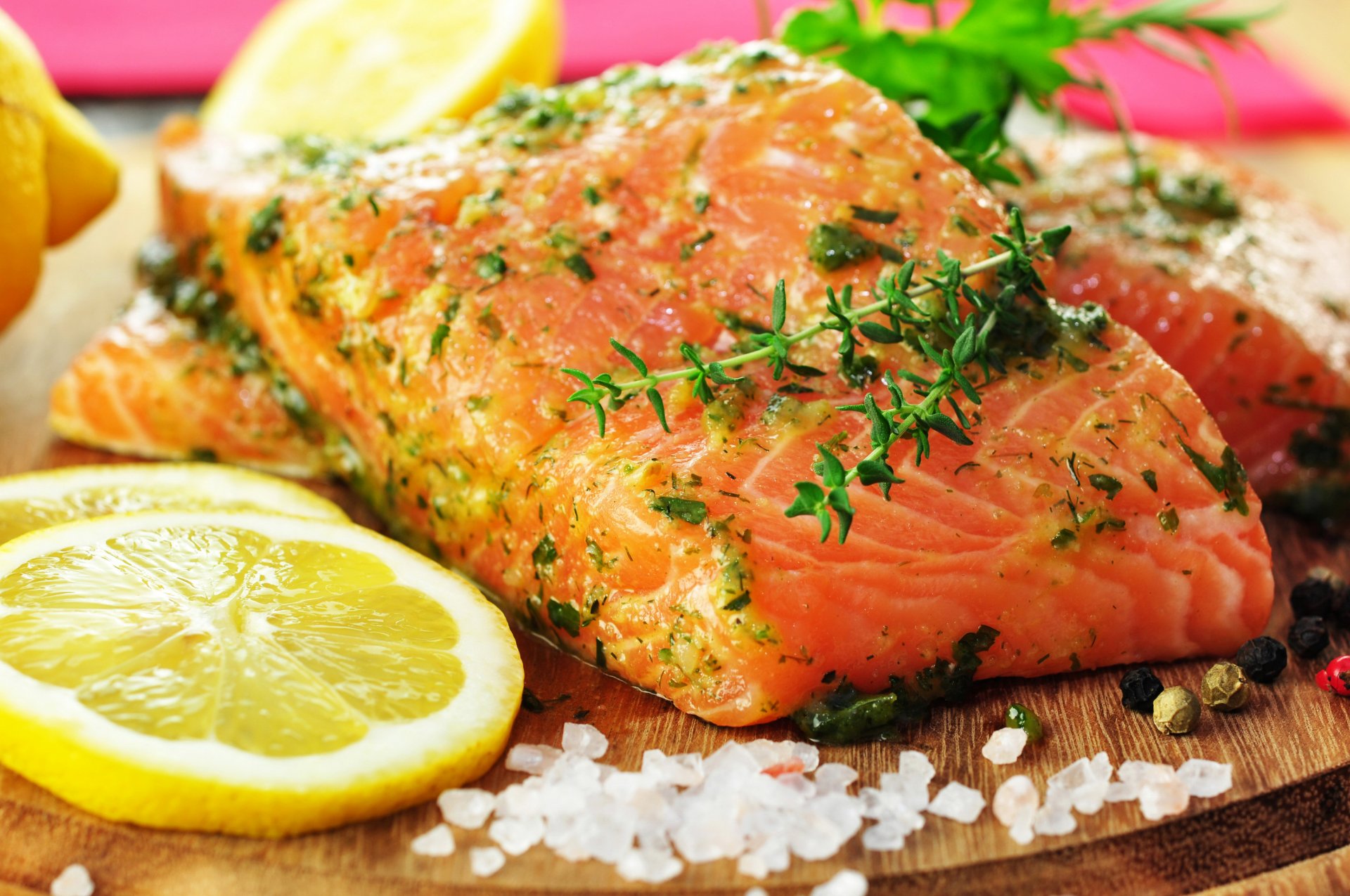 meeresfrüchte fisch zitrone gewürze essen foto